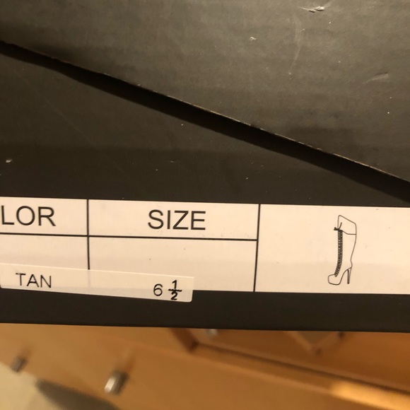 Knee-high boots - Picture 8 of 8